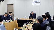 윤호중 행정안전부 장관이 9월 30일 지난해 배터리 화재가 발생한 국가정보자원관리원 대전본원을 방문해 전산실 복구 상황 및 디지털 안전관리 체계 등 종합 점검을 하고 있다.