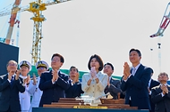 김혜경 여사가 9월 30일 울산에서 열린 대호 김종서함 진수식에서 진수줄을 자른 후 이재명 대통령과 박수치고 있다.
