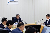 윤호중 행정안전부 장관이 9월 30일 지난해 배터리 화재가 발생한 국가정보자원관리원 대전본원을 방문해 전산실 복구 상황 및 디지털 안전관리 체계 등 종합 점검을 하고 있다.