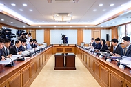 한성숙 국무총리가 9월 30일 서울 종로구 정부서울청사에서 제9차 국가첨단전략산업위원회를 주재하고 있다.