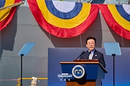 이재명 대통령이 9월 30일 울산에서 열린 대호 김종서함 진수식에서 축사를 하고 있다.