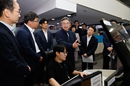 윤호중 행정안전부 장관이 9월 30일 지난해 배터리 화재가 발생한 국가정보자원관리원 대전본원을 방문해 전산실 복구 상황 및 디지털 안전관리 체계 등 종합 점검을 하고 있다.