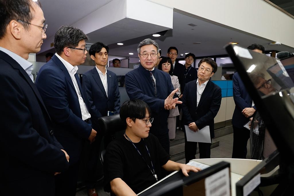 윤호중 행정안전부 장관이 9월 30일 지난해 배터리 화재가 발생한 국가정보자원관리원 대전본원을 방문해 전산실 복구 상황 및 디지털 안전관리 체계 등 종합 점검을 하고 있다.