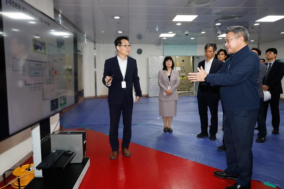 윤호중 행정안전부 장관이 9월 30일 지난해 배터리 화재가 발생한 국가정보자원관리원 대전본원을 방문해 전산실 복구 상황 및 디지털 안전관리 체계 등 종합 점검을 하고 있다.