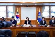 한성숙 국무총리가 9월 30일 서울 종로구 정부서울청사에서 제9차 국가첨단전략산업위원회를 주재하고 있다.