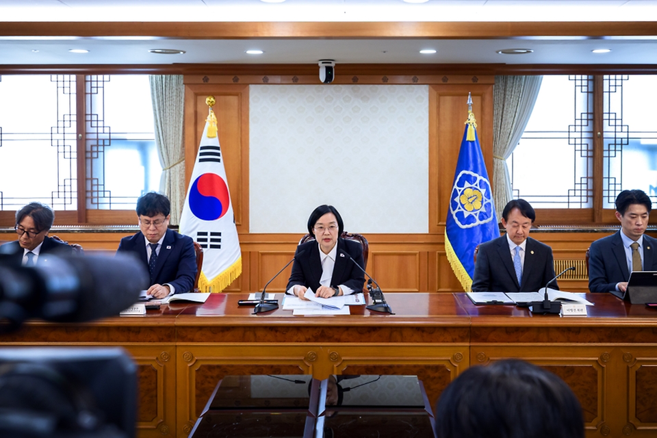 한성숙 국무총리가 9월 30일 서울 종로구 정부서울청사에서 제9차 국가첨단전략산업위원회를 주재하고 있다.