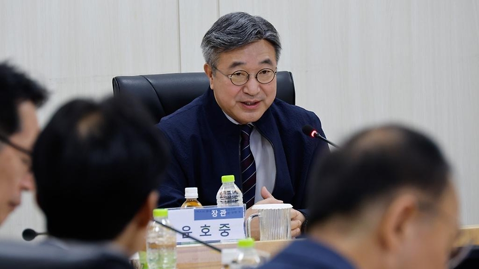 윤호중 행정안전부 장관이 9월 30일 지난해 배터리 화재가 발생한 국가정보자원관리원 대전본원을 방문해 전산실 복구 상황 및 디지털 안전관리 체계 등 종합 점검을 하고 있다.