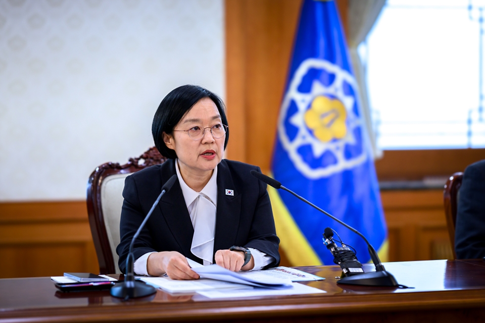 한성숙 국무총리가 9월 30일 서울 종로구 정부서울청사에서 제9차 국가첨단전략산업위원회를 주재하고 있다.