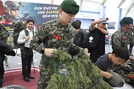 국방부가 10월 1일 계룡대 활주로에서 '자주국방 실현! 대체불가 국군'을 주제로 제78주년 국군의 날 기념행사를 개최하고 있다. 사진은 1일 충남 계룡대 활주로에서 열린 행사 모습.