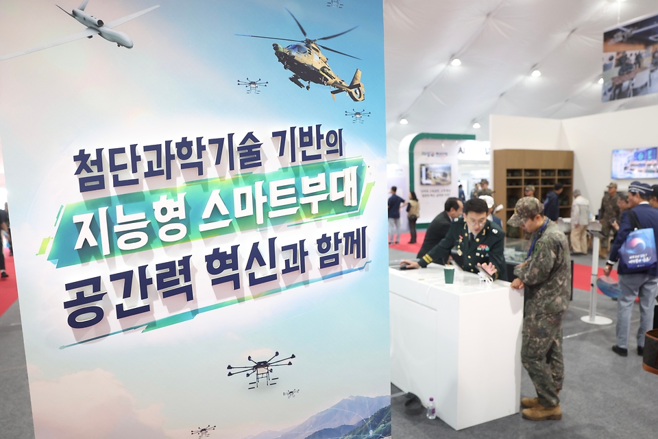 10월 1일 충남 계룡대 열린 지상군 페스티벌에서 관람객들로 북적이고 있다.