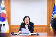 한성숙 국무총리가 9월 30일 서울 종로구 정부서울청사에서 제3차 범부처 주택 신속공급 점검회의를 주재하고 있다.