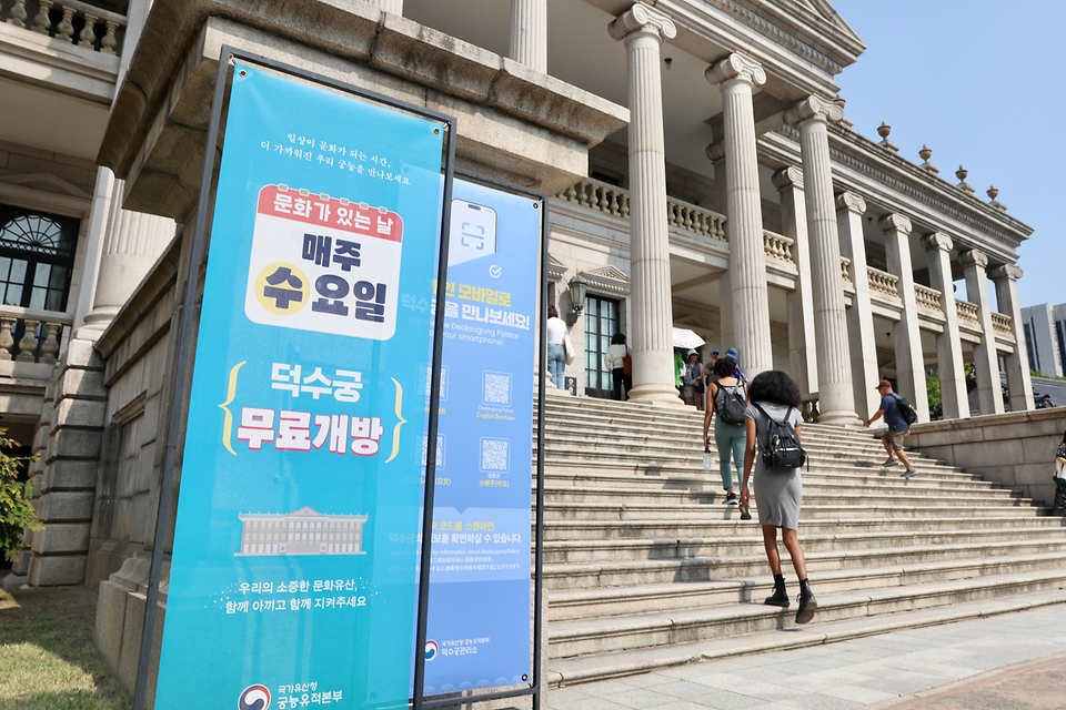 문화체육관광부는 지난 8월까지 한국을 방문한 외국인 관광객 수가 전년 동기 대비 21% 증가했다고 밝혔다. 8월 한 달간 방한객 수는 225만 명으로, 전년 동기 대비 23.3% 늘어났다. 월별 수치와 누적 수치 모두 집계 이후 역대 최대치를 기록했다. 사진은 9월 30일 서울 경북궁을 찾은 외국인 관광객의 모습.