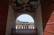 문화체육관광부는 지난 8월까지 한국을 방문한 외국인 관광객 수가 전년 동기 대비 21% 증가했다고 밝혔다. 8월 한 달간 방한객 수는 225만 명으로, 전년 동기 대비 23.3% 늘어났다. 월별 수치와 누적 수치 모두 집계 이후 역대 최대치를 기록했다. 사진은 9월 30일 서울 경북궁을 찾은 외국인 관광객의 모습.