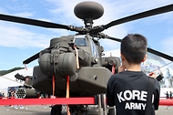 국방부가 10월 1일 계룡대 활주로에서 '자주국방 실현! 대체불가 국군'을 주제로 제78주년 국군의 날 기념행사를 개최하고 있다. 사진은 1일 충남 계룡대 활주로에서 열린 계룡군문화축제 모습.