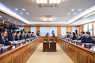 한성숙 국무총리가 9월 30일 서울 종로구 정부서울청사에서 제3차 범부처 주택 신속공급 점검회의를 주재하고 있다.