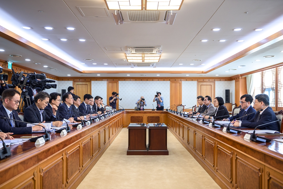 한성숙 국무총리가 9월 30일 서울 종로구 정부서울청사에서 제3차 범부처 주택 신속공급 점검회의를 주재하고 있다.
