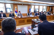한성숙 국무총리가 9월 30일 서울 종로구 정부서울청사에서 제3차 범부처 주택 신속공급 점검회의를 주재하고 있다.