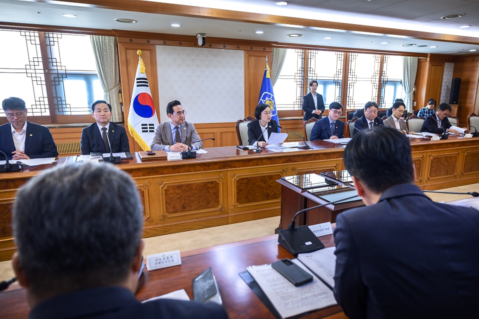 한성숙 국무총리가 9월 30일 서울 종로구 정부서울청사에서 제3차 범부처 주택 신속공급 점검회의를 주재하고 있다.