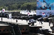 국방부가 10월 1일 계룡대 활주로에서 '자주국방 실현! 대체불가 국군'을 주제로 제78주년 국군의 날 기념행사를 개최하고 있다. 