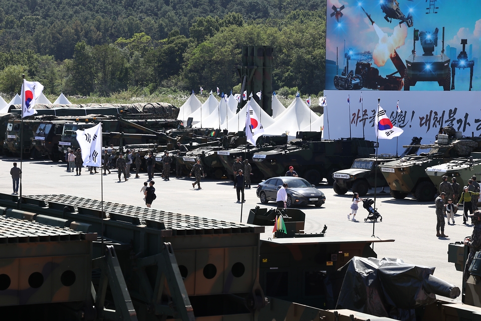 국방부가 10월 1일 계룡대 활주로에서 '자주국방 실현! 대체불가 국군'을 주제로 제78주년 국군의 날 기념행사를 개최하고 있다. 
