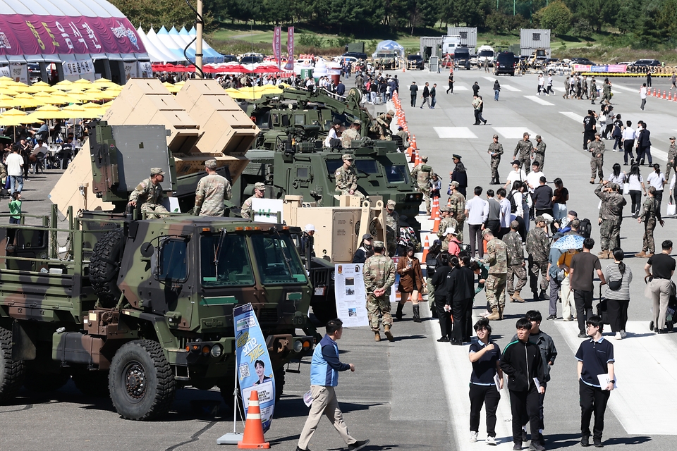 국방부가 10월 1일 계룡대 활주로에서 '자주국방 실현! 대체불가 국군'을 주제로 제78주년 국군의 날 기념행사를 개최하고 있다. 사진은 1일 충남 계룡대 활주로에서 열린 계룡군문화축제 모습.