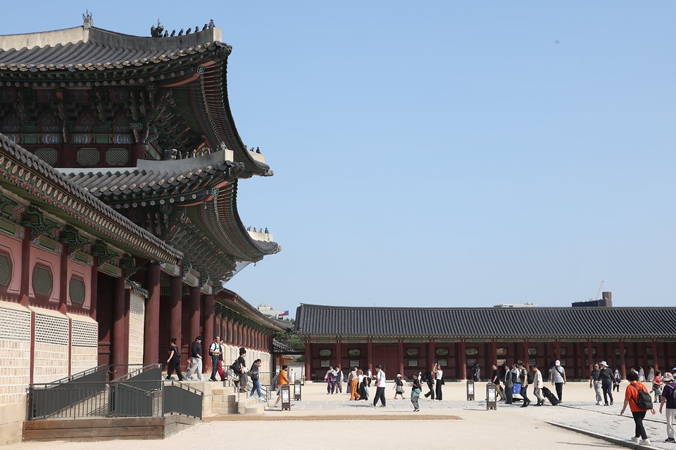 문화체육관광부는 지난 8월까지 한국을 방문한 외국인 관광객 수가 전년 동기 대비 21% 증가했다고 밝혔다. 8월 한 달간 방한객 수는 225만 명으로, 전년 동기 대비 23.3% 늘어났다. 월별 수치와 누적 수치 모두 집계 이후 역대 최대치를 기록했다. 사진은 9월 30일 서울 경북궁을 찾은 외국인 관광객의 모습.