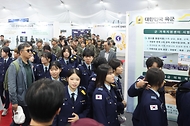 10월 1일 충남 계룡대 열린 지상군 페스티벌에서 관람객들로 북적이고 있다.