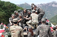 국방부가 10월 1일 계룡대 활주로에서 '자주국방 실현! 대체불가 국군'을 주제로 제78주년 국군의 날 기념행사를 개최하고 있다. 사진은 1일 충남 계룡대 활주로에서 열린 계룡군문화축제 모습.