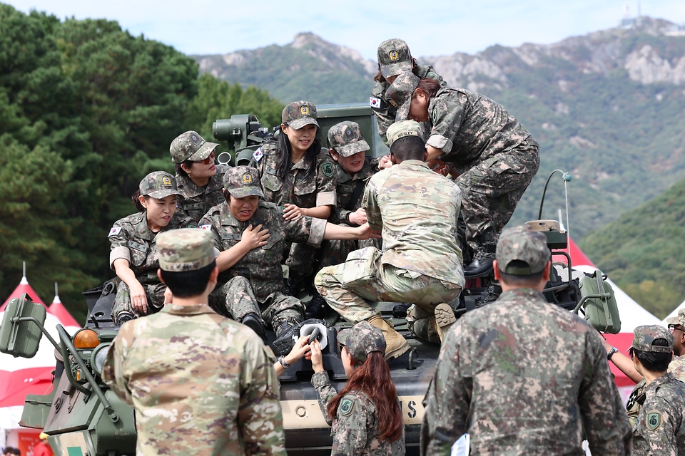 국방부가 10월 1일 계룡대 활주로에서 '자주국방 실현! 대체불가 국군'을 주제로 제78주년 국군의 날 기념행사를 개최하고 있다. 사진은 1일 충남 계룡대 활주로에서 열린 계룡군문화축제 모습.