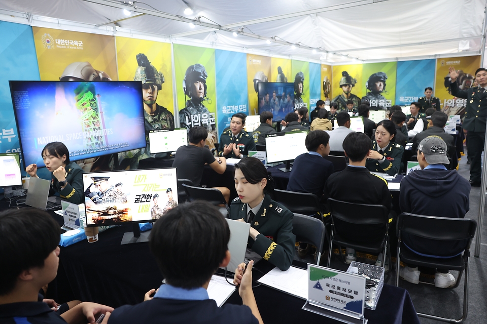 10월 1일 충남 계룡대 열린 지상군 페스티벌에서 군 장병 취업 부스에 사람들로 북적이고 있다.