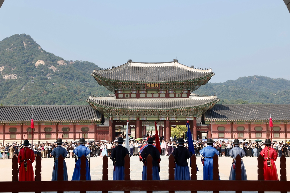 문화체육관광부는 지난 8월까지 한국을 방문한 외국인 관광객 수가 전년 동기 대비 21% 증가했다고 밝혔다. 8월 한 달간 방한객 수는 225만 명으로, 전년 동기 대비 23.3% 늘어났다. 월별 수치와 누적 수치 모두 집계 이후 역대 최대치를 기록했다. 사진은 9월 30일 서울 경북궁을 찾은 외국인 관광객의 모습.