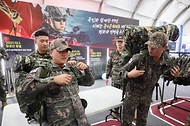국방부가 10월 1일 계룡대 활주로에서 '자주국방 실현! 대체불가 국군'을 주제로 제78주년 국군의 날 기념행사를 개최하고 있다. 사진은 1일 충남 계룡대 활주로에서 열린 행사 모습.