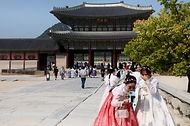 문화체육관광부는 지난 8월까지 한국을 방문한 외국인 관광객 수가 전년 동기 대비 21% 증가했다고 밝혔다. 8월 한 달간 방한객 수는 225만 명으로, 전년 동기 대비 23.3% 늘어났다. 월별 수치와 누적 수치 모두 집계 이후 역대 최대치를 기록했다. 사진은 9월 30일 서울 경북궁을 찾은 외국인 관광객의 모습.