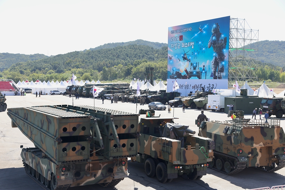 국방부가 10월 1일 계룡대 활주로에서 '자주국방 실현! 대체불가 국군'을 주제로 제78주년 국군의 날 기념행사를 개최하고 있다. 이날 기념식이 개최된 충남 계룡대 활주로에 국군이 보유한 무기체계 및 핵심장비 46종, 70여 대가 등장했다. 