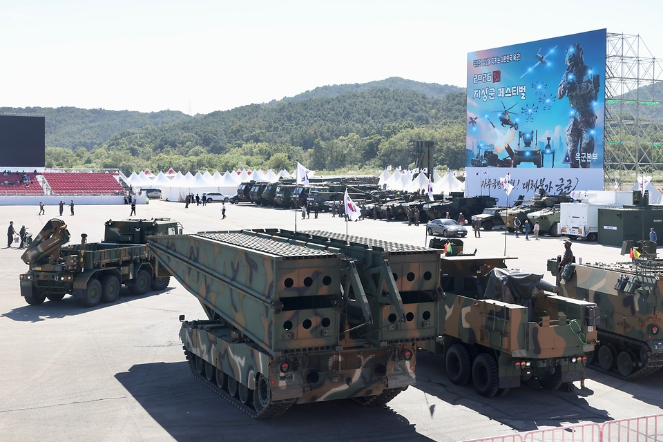 국방부가 10월 1일 계룡대 활주로에서 '자주국방 실현! 대체불가 국군'을 주제로 제78주년 국군의 날 기념행사를 개최하고 있다. 