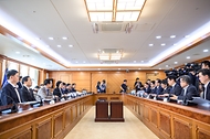 한성숙 국무총리가 9월 30일 서울 종로구 정부서울청사에서 제3차 범부처 주택 신속공급 점검회의를 주재하고 있다.