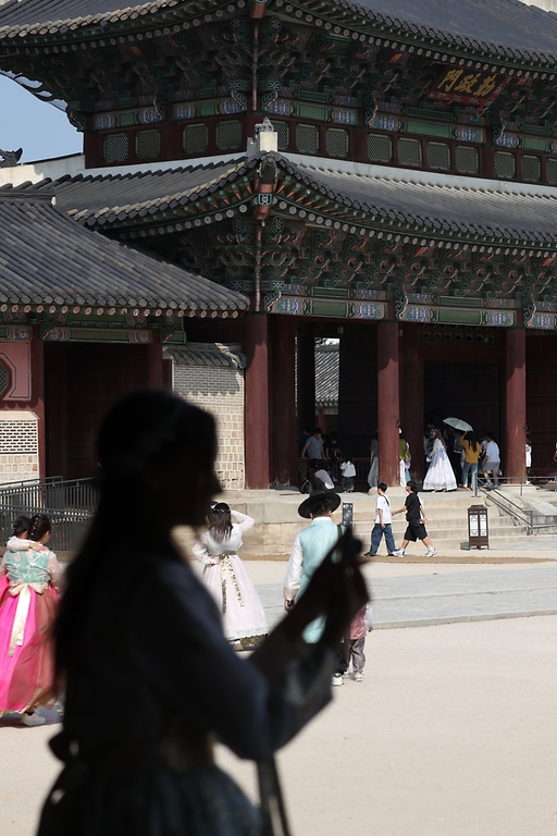 문화체육관광부는 지난 8월까지 한국을 방문한 외국인 관광객 수가 전년 동기 대비 21% 증가했다고 밝혔다. 8월 한 달간 방한객 수는 225만 명으로, 전년 동기 대비 23.3% 늘어났다. 월별 수치와 누적 수치 모두 집계 이후 역대 최대치를 기록했다. 사진은 9월 30일 서울 경북궁을 찾은 외국인 관광객의 모습.