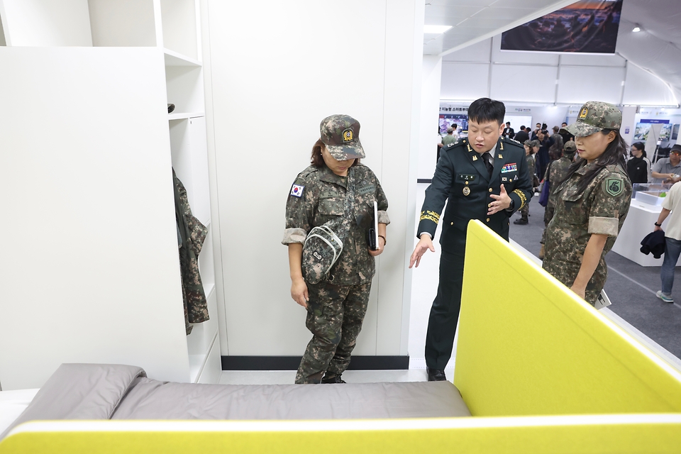10월 1일 충남 계룡대 열린 지상군 페스티벌에서 관람객들이 부스를 살펴보고 있다.