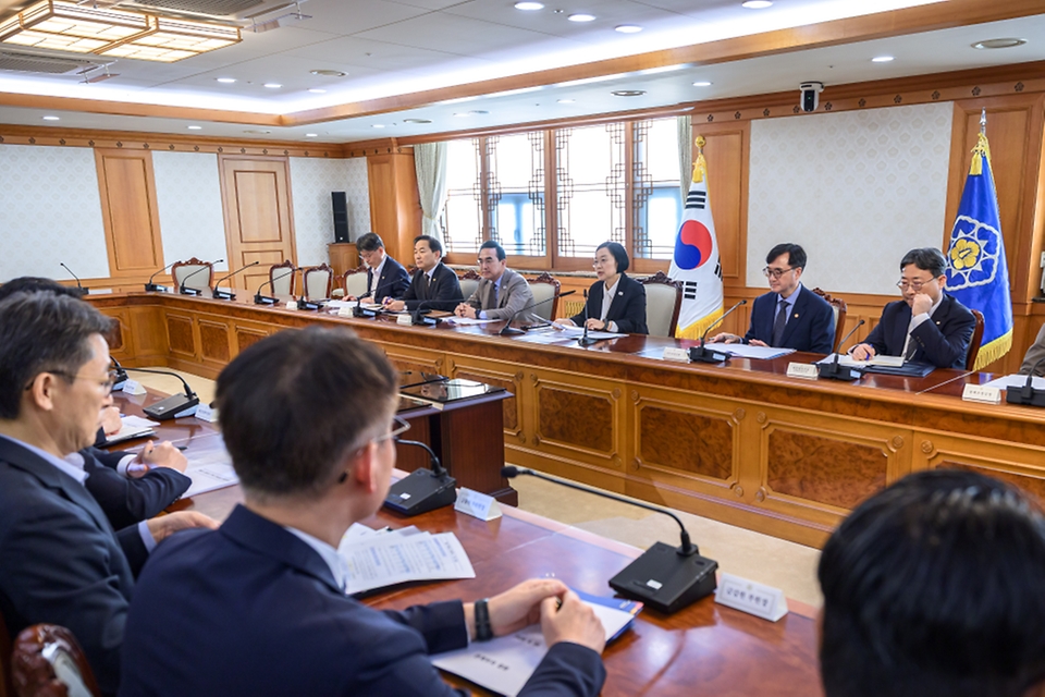 한성숙 국무총리가 9월 30일 서울 종로구 정부서울청사에서 제3차 범부처 주택 신속공급 점검회의를 주재하고 있다.