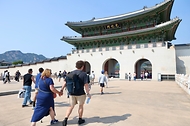 문화체육관광부는 지난 8월까지 한국을 방문한 외국인 관광객 수가 전년 동기 대비 21% 증가했다고 밝혔다. 8월 한 달간 방한객 수는 225만 명으로, 전년 동기 대비 23.3% 늘어났다. 월별 수치와 누적 수치 모두 집계 이후 역대 최대치를 기록했다. 사진은 9월 30일 서울 경북궁을 찾은 외국인 관광객의 모습.