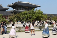 문화체육관광부는 지난 8월까지 한국을 방문한 외국인 관광객 수가 전년 동기 대비 21% 증가했다고 밝혔다. 8월 한 달간 방한객 수는 225만 명으로, 전년 동기 대비 23.3% 늘어났다. 월별 수치와 누적 수치 모두 집계 이후 역대 최대치를 기록했다. 사진은 9월 30일 서울 경북궁을 찾은 외국인 관광객의 모습.