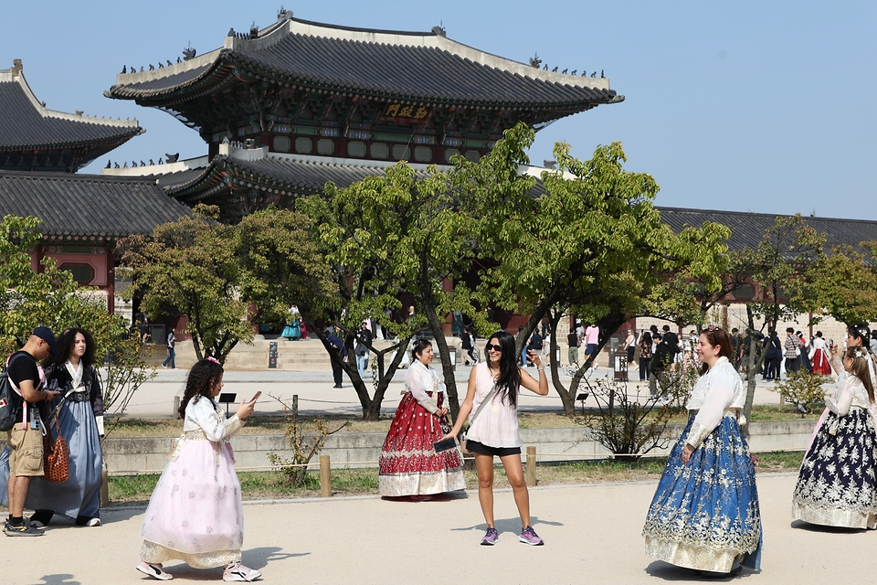 문화체육관광부는 지난 8월까지 한국을 방문한 외국인 관광객 수가 전년 동기 대비 21% 증가했다고 밝혔다. 8월 한 달간 방한객 수는 225만 명으로, 전년 동기 대비 23.3% 늘어났다. 월별 수치와 누적 수치 모두 집계 이후 역대 최대치를 기록했다. 사진은 9월 30일 서울 경북궁을 찾은 외국인 관광객의 모습.