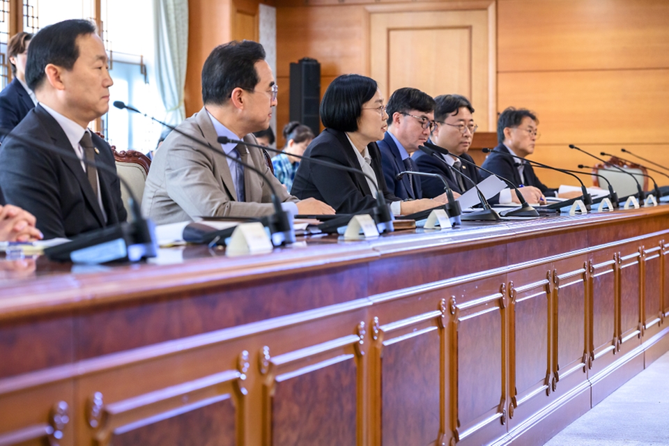한성숙 국무총리가 9월 30일 서울 종로구 정부서울청사에서 제3차 범부처 주택 신속공급 점검회의를 주재하고 있다.