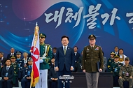 이재명 대통령이 10월 1일 충남 계룡대에서 열린 제78주년 국군의 날 기념식에서 훈장·표창을 수여한 후 기념촬영을 하고 있다.