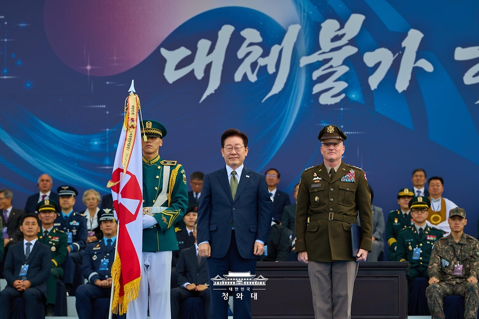 이재명 대통령이 10월 1일 충남 계룡대에서 열린 제78주년 국군의 날 기념식에서 훈장·표창을 수여한 후 기념촬영을 하고 있다.