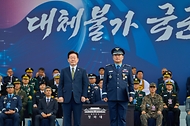 이재명 대통령이 10월 1일 충남 계룡대에서 열린 제78주년 국군의 날 기념식에서 훈장·표창을 수여한 후 기념촬영을 하고 있다.