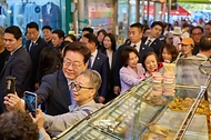 이재명 대통령과 김혜경 여사가 10월 2일 서울 서대문구 영천시장을 방문, 시민들과 소통하고 있다.