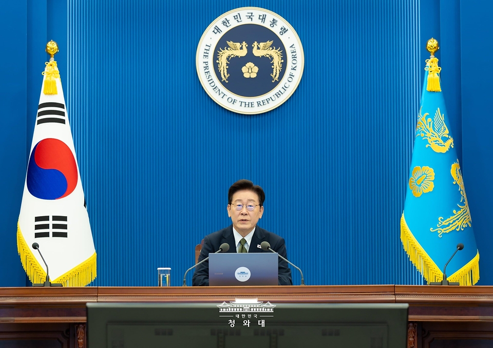 이재명 대통령이 10월 1일 청와대에서 열린 수석보좌관회의에서 발언하고 있다.