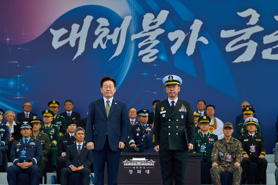 이재명 대통령이 10월 1일 충남 계룡대에서 열린 제78주년 국군의 날 기념식에서 훈장·표창을 수여한 후 기념촬영을 하고 있다.