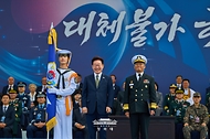 이재명 대통령이 10월 1일 충남 계룡대에서 열린 제78주년 국군의 날 기념식에서 훈장·표창을 수여한 후 기념촬영을 하고 있다.